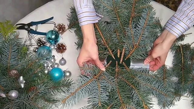 Новогодняя композиция из живых еловых веток своими руками