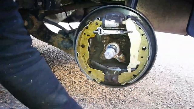 Замена задних тормозных колодок Renault / Dacia Logan ||, Sandero, Duster
