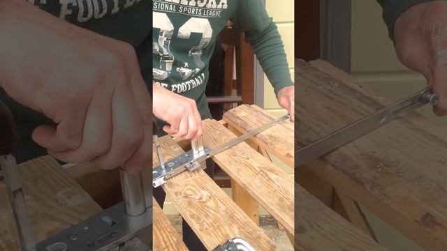 Если у вас туго работает замок в пластиковой двери.