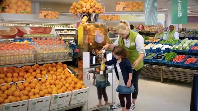 Продажа свежевыжатых соков в супермаркете