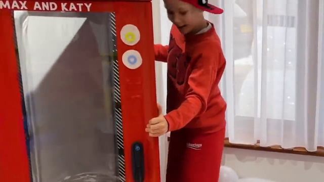 Катя и Макс построили себе дом по цветам с папой