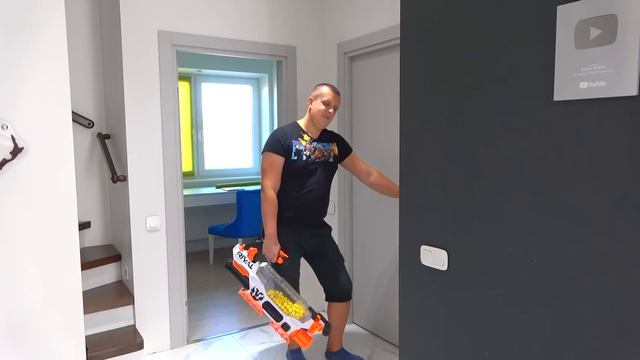 Лысая Борода и Оксана ЗАКРЫТЫ в Кладовке. Старый Забрал ИХ ДЕНЬГИ. Nerf Brothers