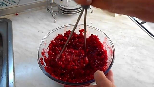 САМАЯ ПОЛЕЗНАЯ ЗАГОТОВКА НА ЗИМУ ,СЫРАЯ КАЛИНА С МЕДОМ.