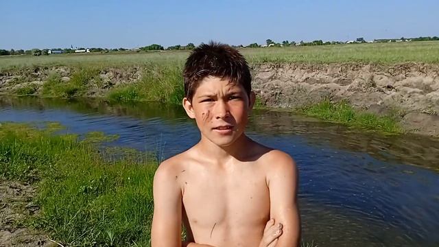 Рыбалка руками /ловлю карасиков. /