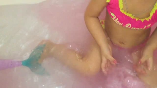 Агата купается в ванной с сюрпризами. Ванна розовая?