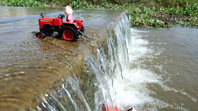Красный трактор упал с водопада
