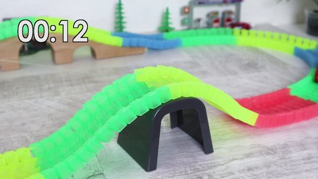 Игрушечные машинки и гоночная трасса. Гонки гоночных машинок