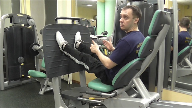 Гакк приседания, приседания в гак-машине, тренировка ног, упражнения для ног, 