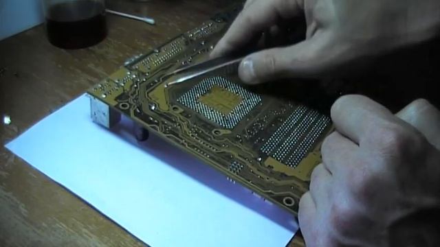 Как выпаять конденсаторы из компьютерной платы.