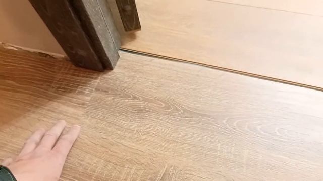 Как уложить последний ряд ламината под установленные двери.