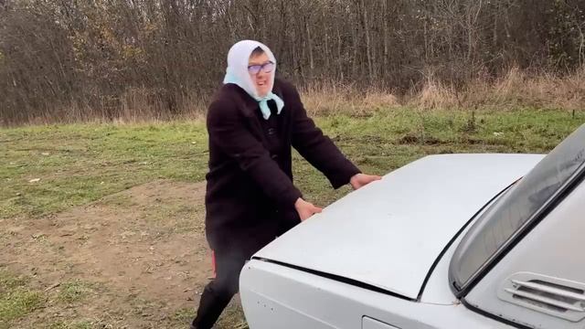 Бабка машину держит?