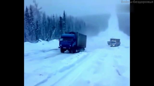 На Гружёном КамАЗе пробует забраться на подъём в гололед.