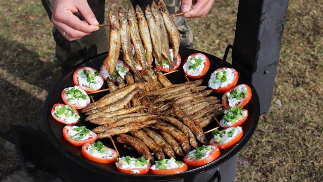 Как вкусно и быстро пожарить мойву на садже.