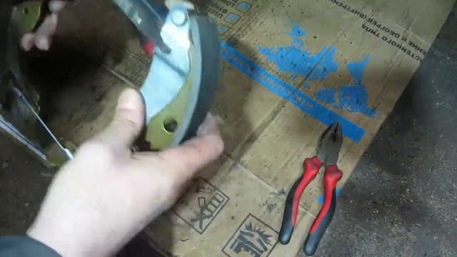Замена задних тормозных колодок Лада Ларгус. Ручник отрегулировался сам.