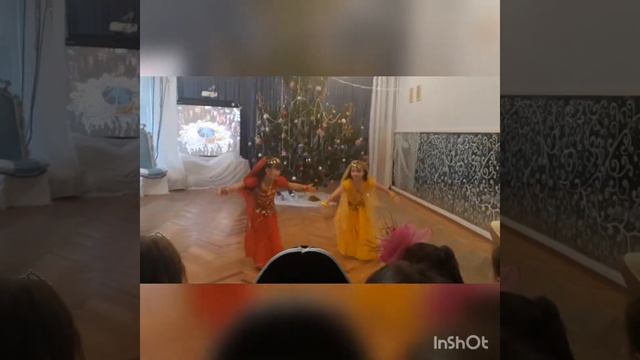 Дети танцуют индийский танец в детском саду. Джимми ача