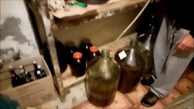 Перелив виноградного вина на длительное хранение
