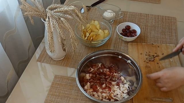 САЛАТ С КОПЧЕНОЙ КУРИНОЙ ГРУДКОЙ И ЧИПСАМИ