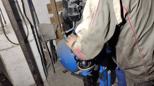 Замена передних стоек амортизаторов   пружин и опор с подшипниками на КИА Сиид