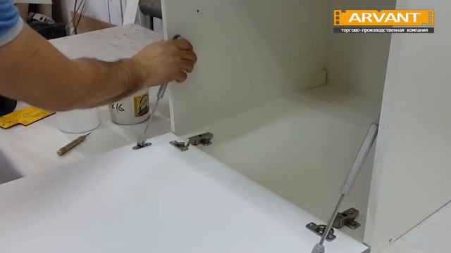 Установка газлифтов на кухонные фасады (ARVANT)