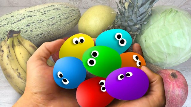 ЯЙЦА СЮРПРИЗЫ спрятались в разных Фруктах с игрушками Ми-ми-мишки. Сможем ли мы их найти?