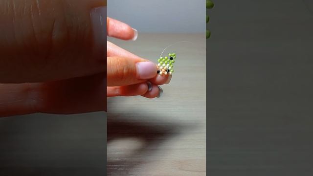 как сплести фигурку котик в шапке лягушки из бисера
