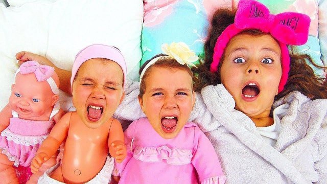 Милана нашла куклу и притворилась взрослой