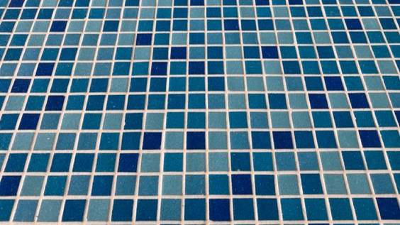 Укладка мозаики в чаше бассейна