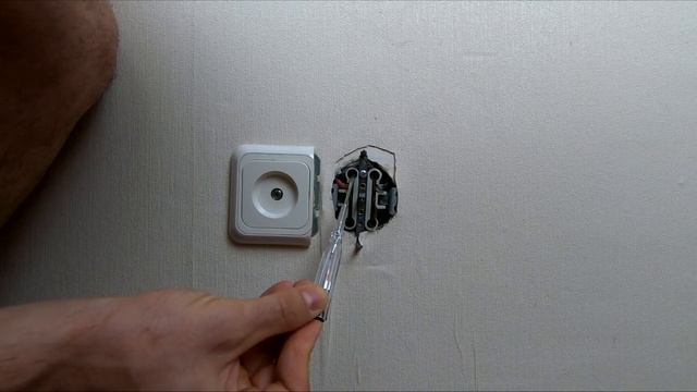 Болтается и выпадет  розетка из стены [ Что делать ]