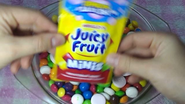 Открываем пачки со сладостями ммдмс, скиттлс и др .mp4