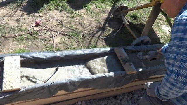 ЗАЛИВАЕМ ФУНДАМЕНТ СВОИМИ РУКАМИ ! КАК УДОБНО РАБОТАТЬ  С БЕТОНОМЕШАЛКОЙ  ? 2 серия .