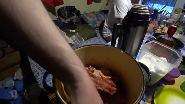 Ночь в таёжной избе. Таежная кухня. Встреча с Александром Устаевым. Жизнь в тайге 1 Часть.