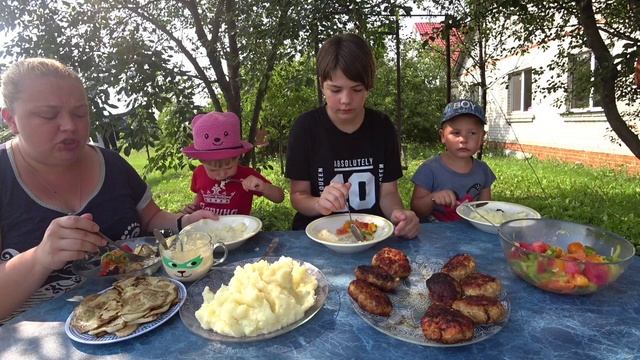 нудный мукбанг на жаре?