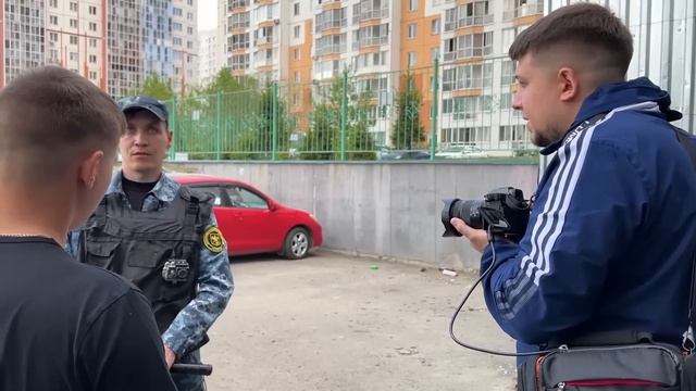 Борзый охранник ПО БЕСПРЕДЕЛУ ЗАДЕРЖИВАЕТ и чуть НЕ СКИНУЛ С ЛЕСТНИЦЫ / ПОСТАВИЛ БЫДЛО НА МЕСТО