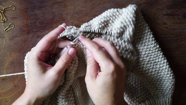 Узор рис по кругу, чтобы не перекручивалось полотно.