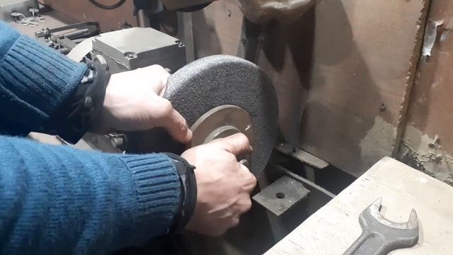 Балансировка заточного круга на точило.