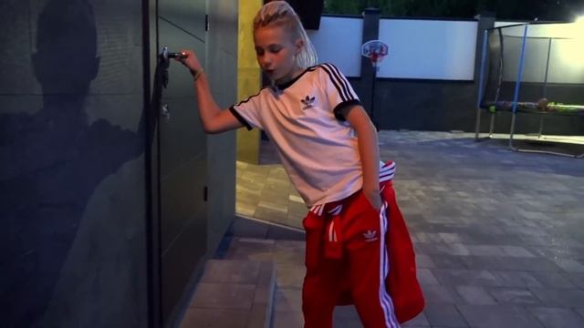 Устроили перестрелку с Тишей  в БАССЕЙНЕ.Еду на ДР к Лере...