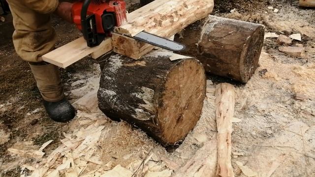 Продольной распил бревна бензопилой.