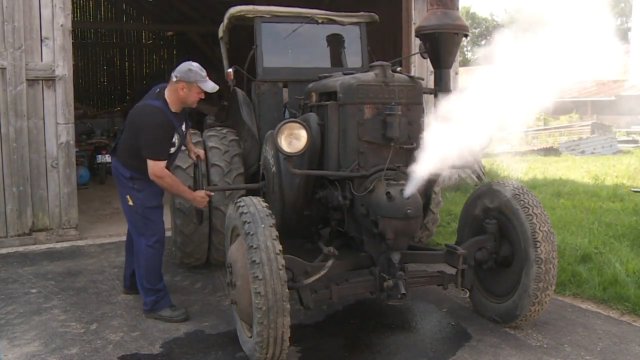 Запуск легендарного трактора 1933 года, работающего на сырой нефти. Трактор с нефтяным двигателем.