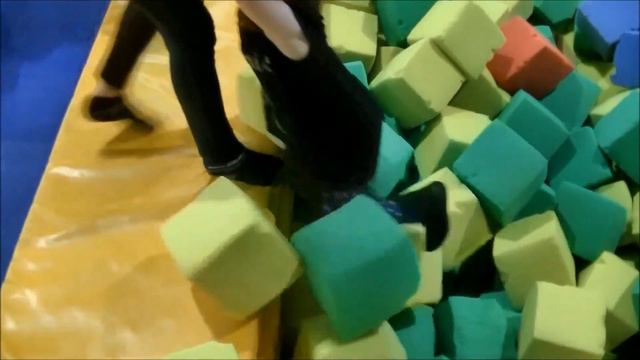 БАТУТНЫЙ ЦЕНТР! Батутная арена. CRAZY TRAMPOLINE PARK CHALLENGE! Family Fun video