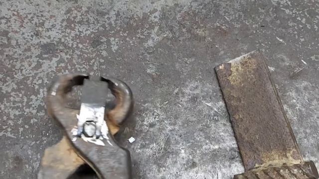 Самодельные щипцы для стальных хомутов.