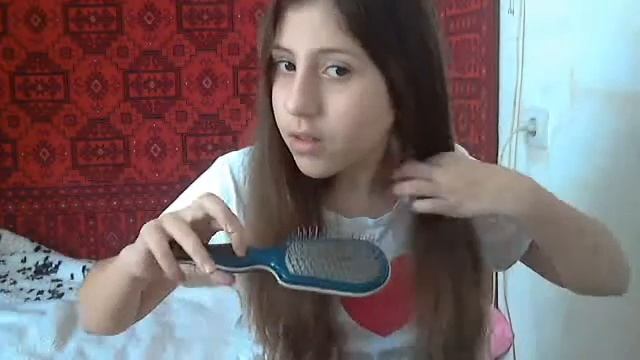 Как  правельно расчесать волосы)))