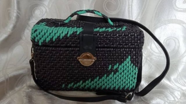 Сумочка из газетных трубочек корневое плетение