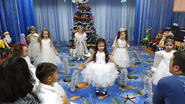 Танец снежинок на новогоднем утреннике