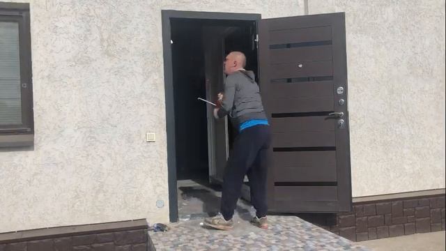 Дверь промерзает и потеет изнутри, запенили косяк монтажной пеной КЛАССНЫЕ СОВЕТЫ СМОТРИ В КОММЕНТА