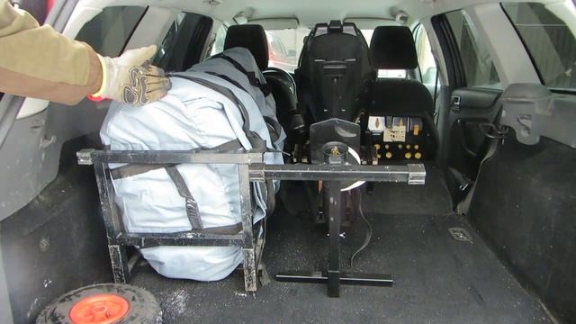 Погрузка в машину лодки ПВХ и мотора С20 4Т с помощью тележки под лодочный мотор и тележки под лодку