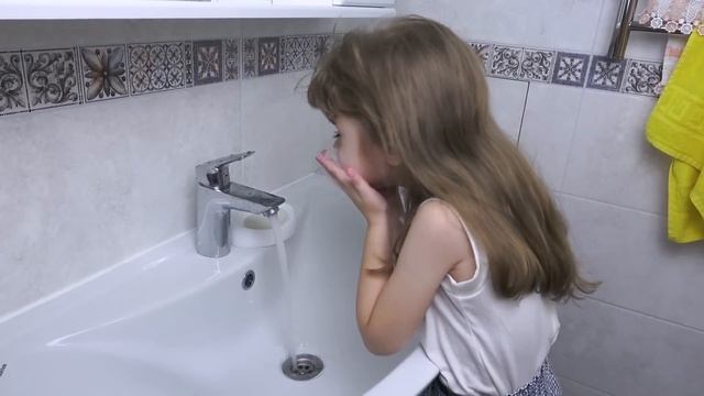 Ева как мама учится пользоваться детской косметикой. Baby makeup