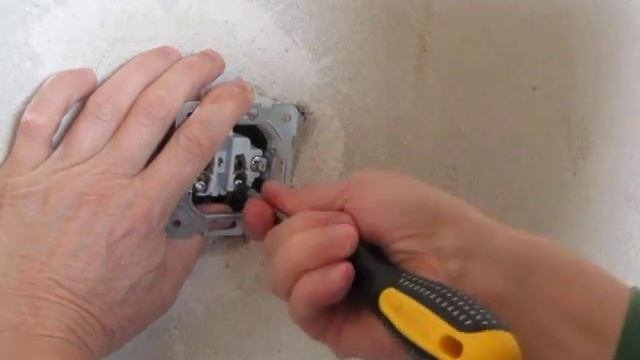 Как установить розетку?
