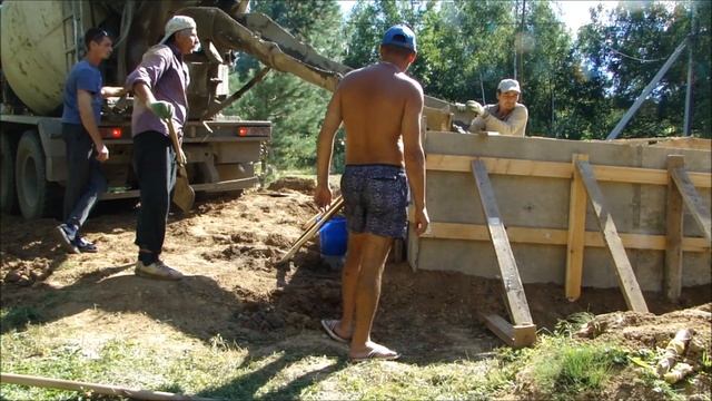 Заливка бетона М-300 для ленточного заглубленного фундамента