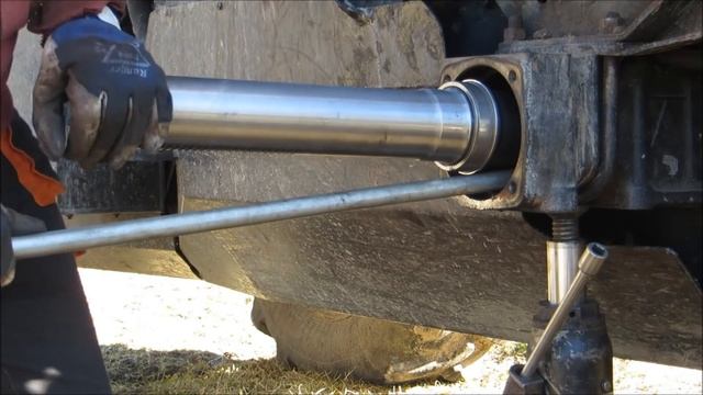 MTZ PUSASS MAIŅA..(Замена полуось MTZ)