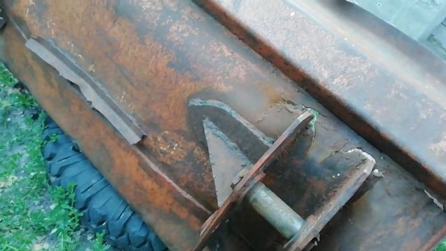 ФЕРМЕР ПРОСТО ОБЯЗАН УМЕТЬ ДЕЛАТЬ ВСЕ. Самодельный ковш для фронтального погрузчика.